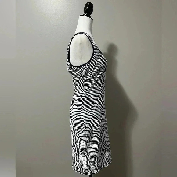 Guess Los Angeles Sleeveless  V-Neck Bodycon Diamond Pattern Dress - Picture 7 of 15